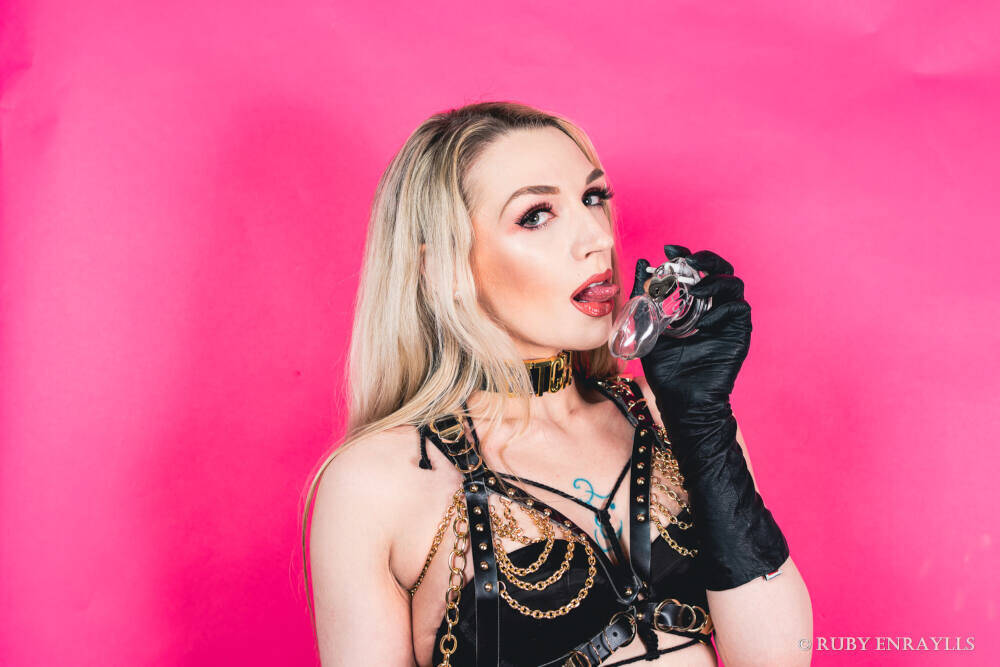 Seattle Dominatrix Ruby Enraylls the Ultimate Femdom rules the world from her beautiful seattle dungeon, no slave can resist a tempting seattle mistress like Ruby Enraylls